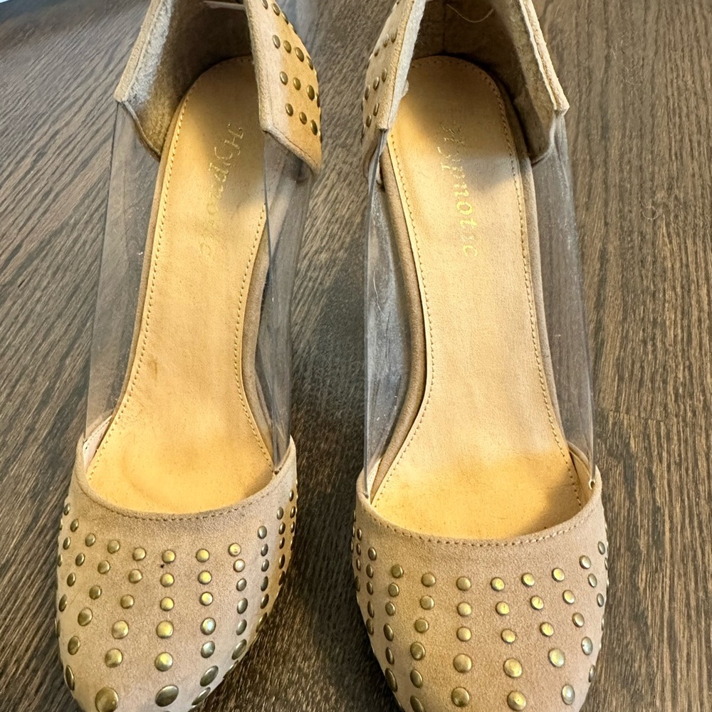 Hypnotic beige pumps